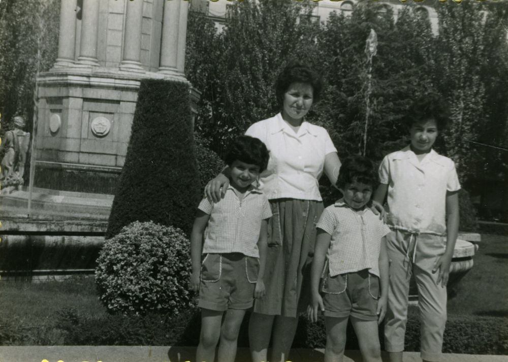 Santiaga Gonzlez y sus hijas, Margarita, M Luisa y Julia, ante la fuente de Villanueva de la glorieta de San Vicente