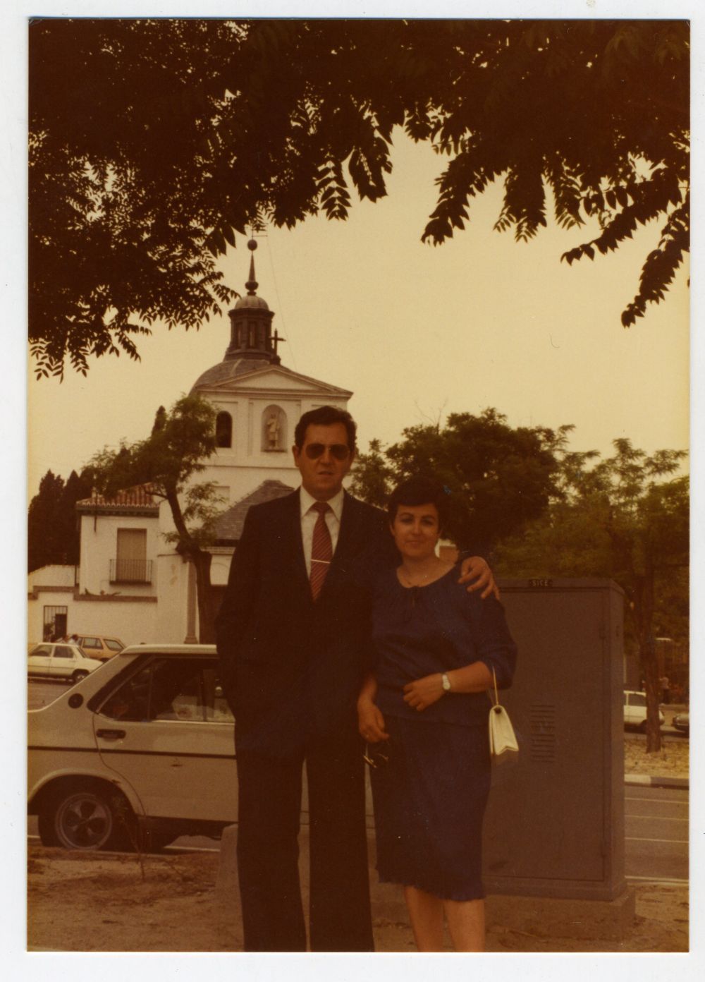 Charo y Mariano de paseo ante la Ermita de San Isidro