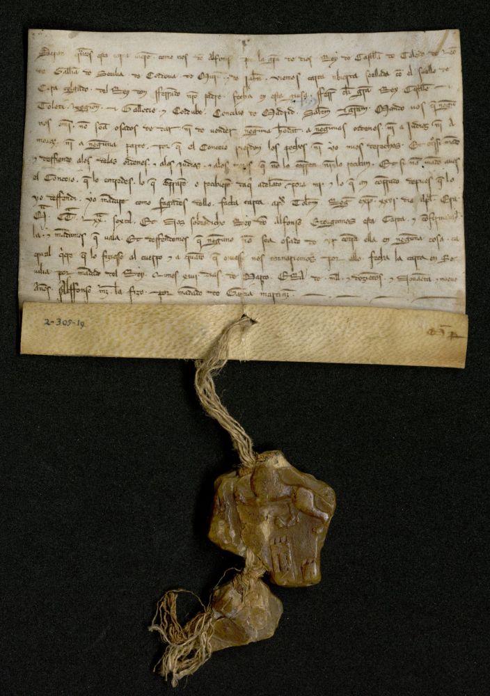 Carta abierta de Alfonso X confirmando la enviada por su padre don Fernando al Concejo de Madrid, prohibiendo la venta de bienes a moros, judos y miembros de rdenes religiosas