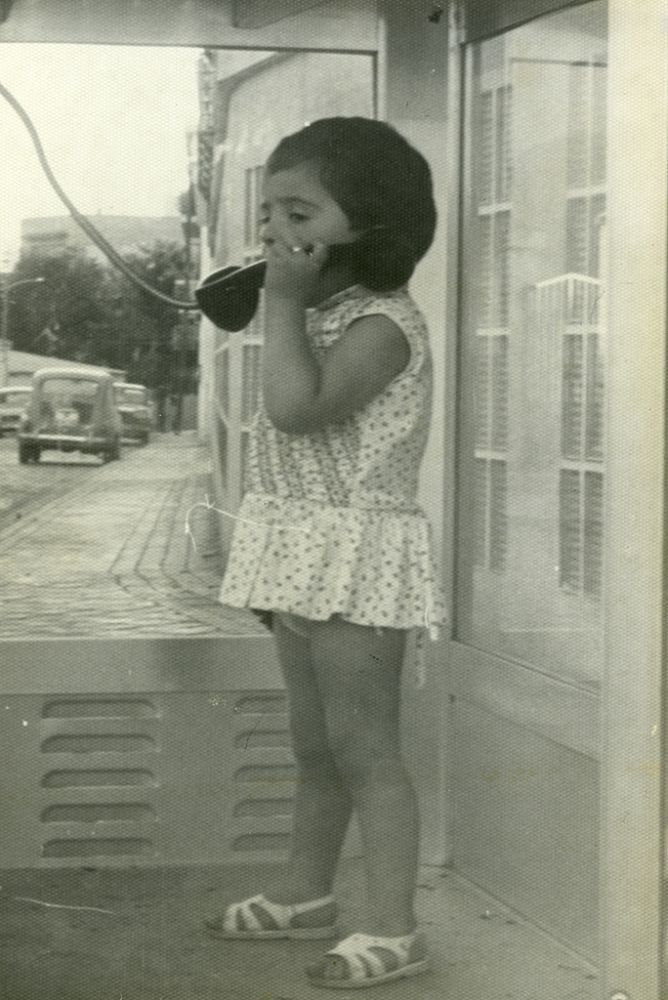 Virginia hablando por telfono