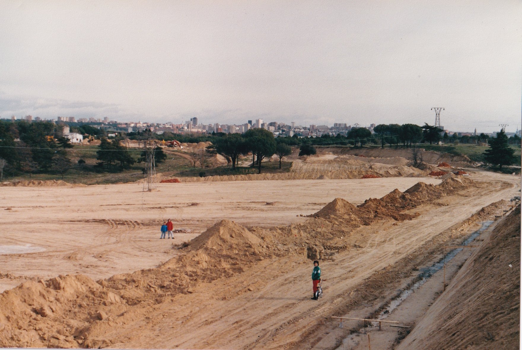 Mara, Pablo y Diana en las obras de urbanizacin Rosa Luxemburgo de Aravaca