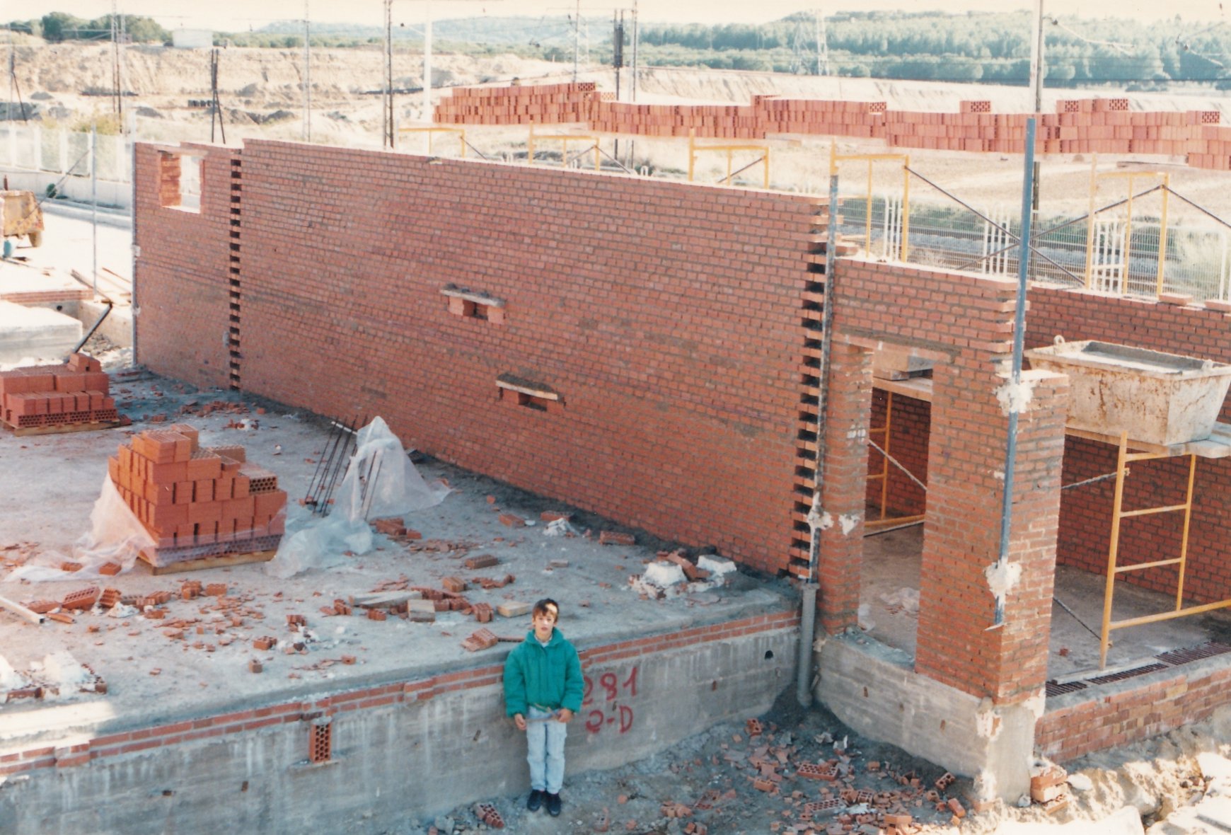 Pablo mostrando la evolucin de las obras de su casa