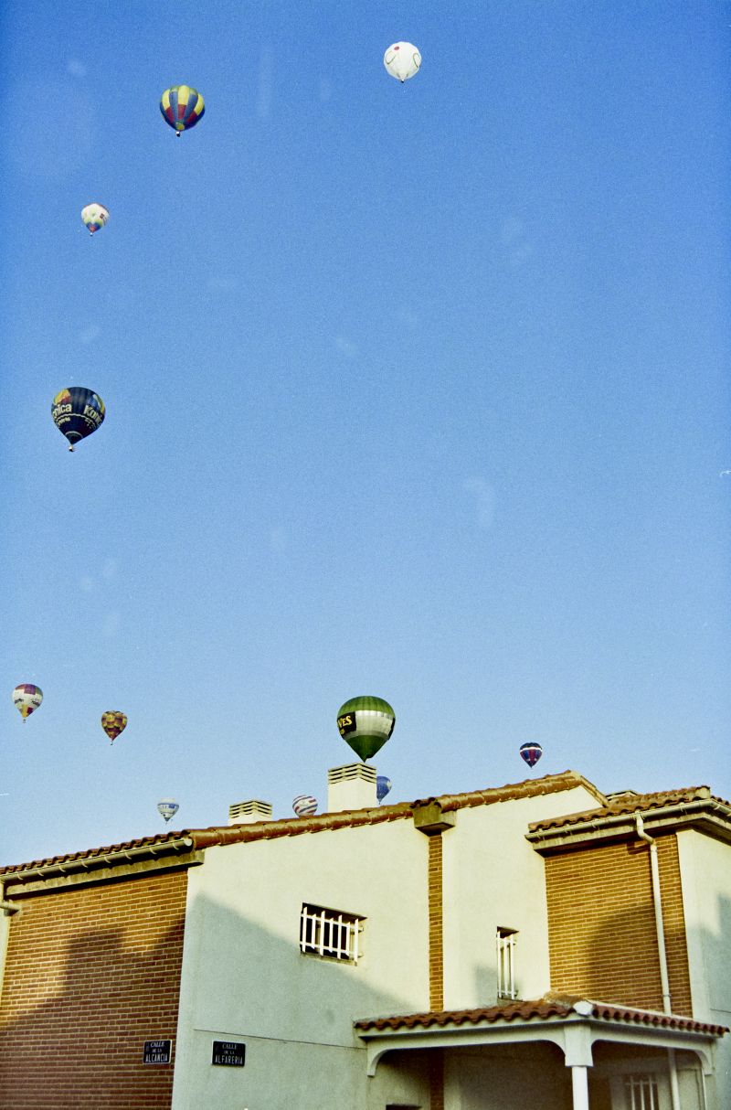 Globos aerostticos en el cielo de la urbanizacin