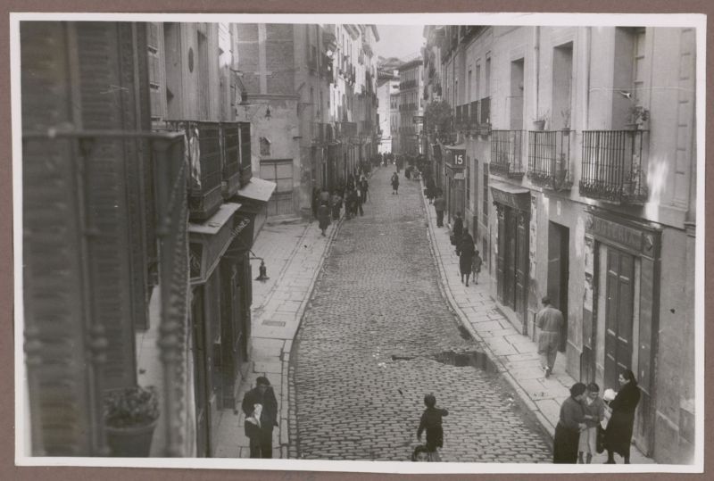 Calle de la Encomienda empedrada